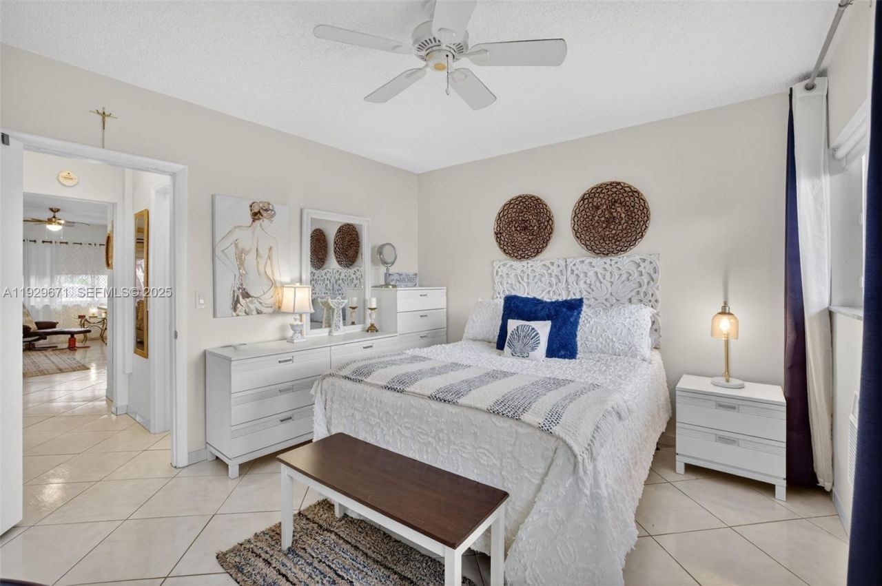 800 SW 10th Ter, Unit 4T, Hallandale Beach, FL 33009 Photo