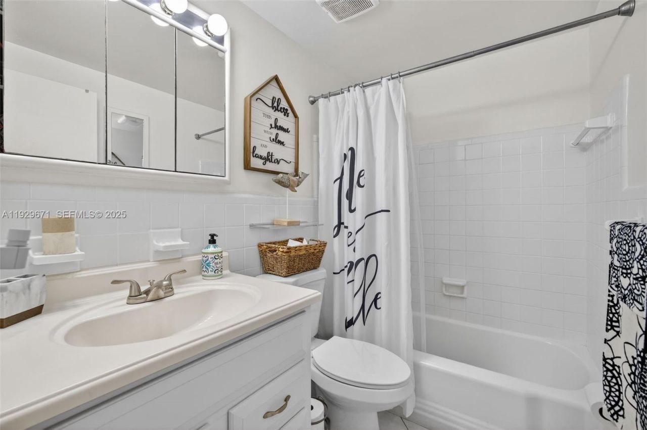 800 SW 10th Ter, Unit 4T, Hallandale Beach, FL 33009 Photo