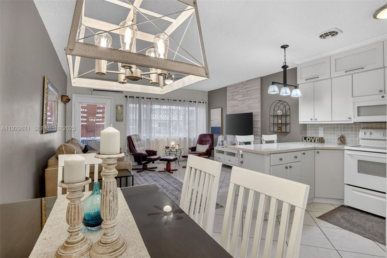800 SW 10th Ter, Unit 4T, Hallandale Beach, FL 33009 Photo