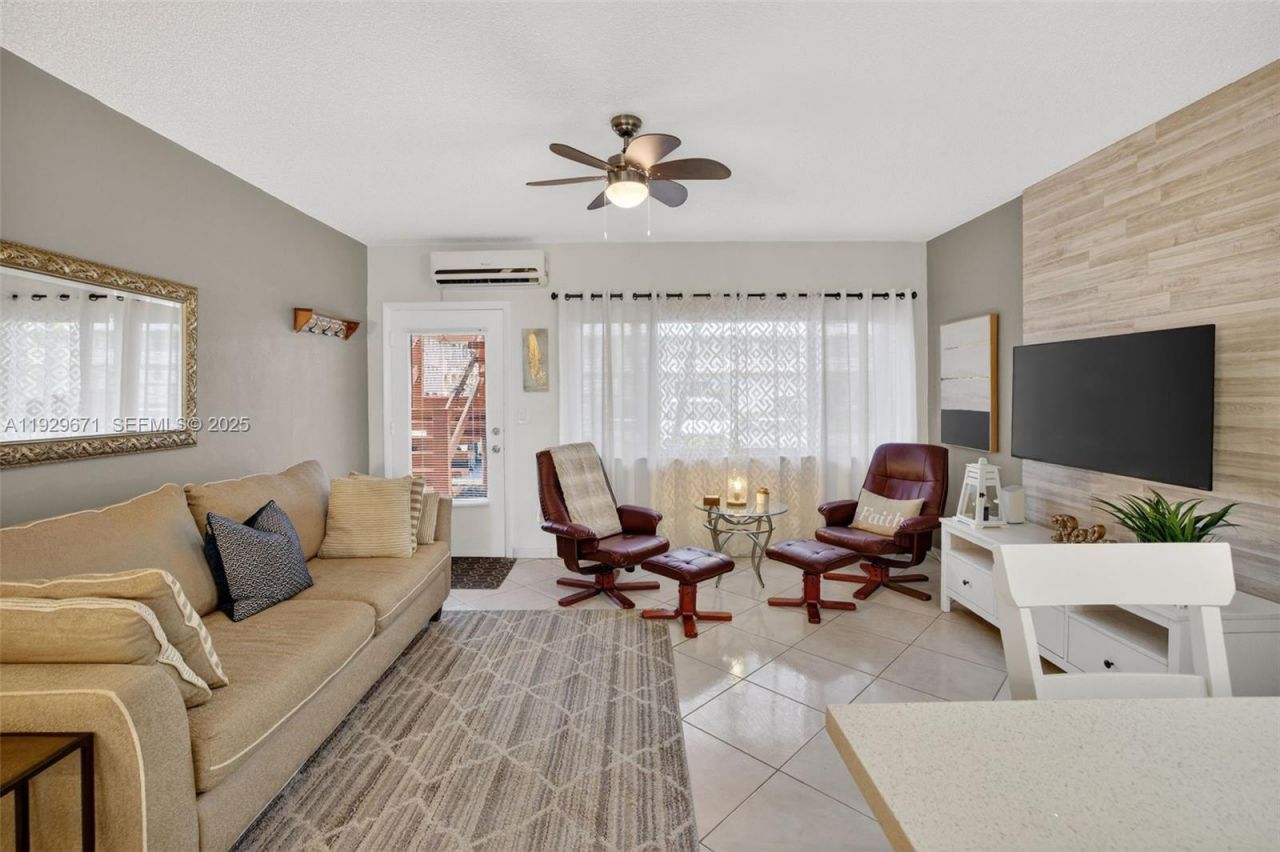 800 SW 10th Ter, Unit 4T, Hallandale Beach, FL 33009 Photo