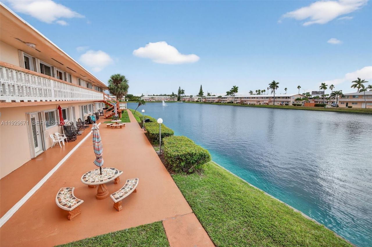 800 SW 10th Ter, Unit 4T, Hallandale Beach, FL 33009 Photo