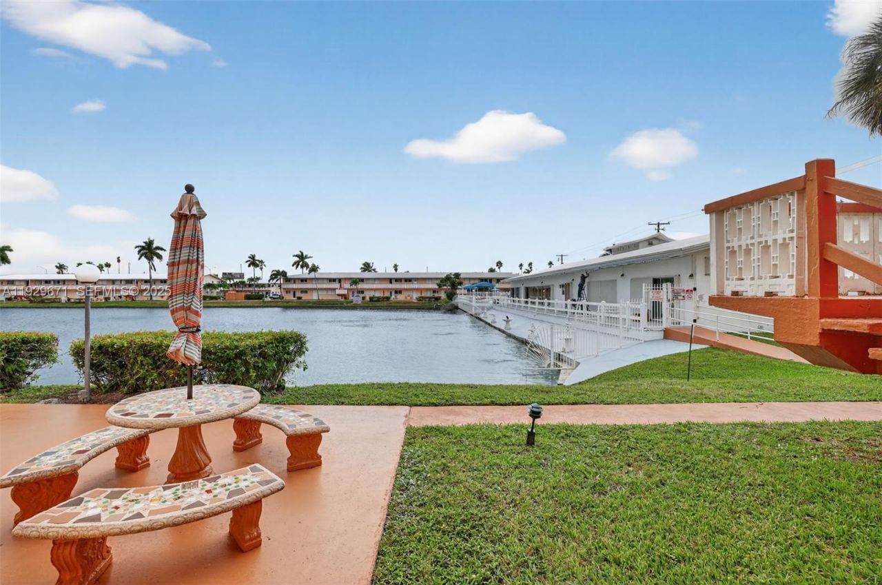 800 SW 10th Ter, Unit 4T, Hallandale Beach, FL 33009 Photo