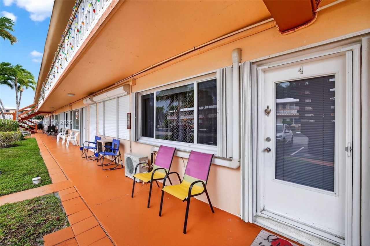 800 SW 10th Ter, Unit 4T, Hallandale Beach, FL 33009 Photo