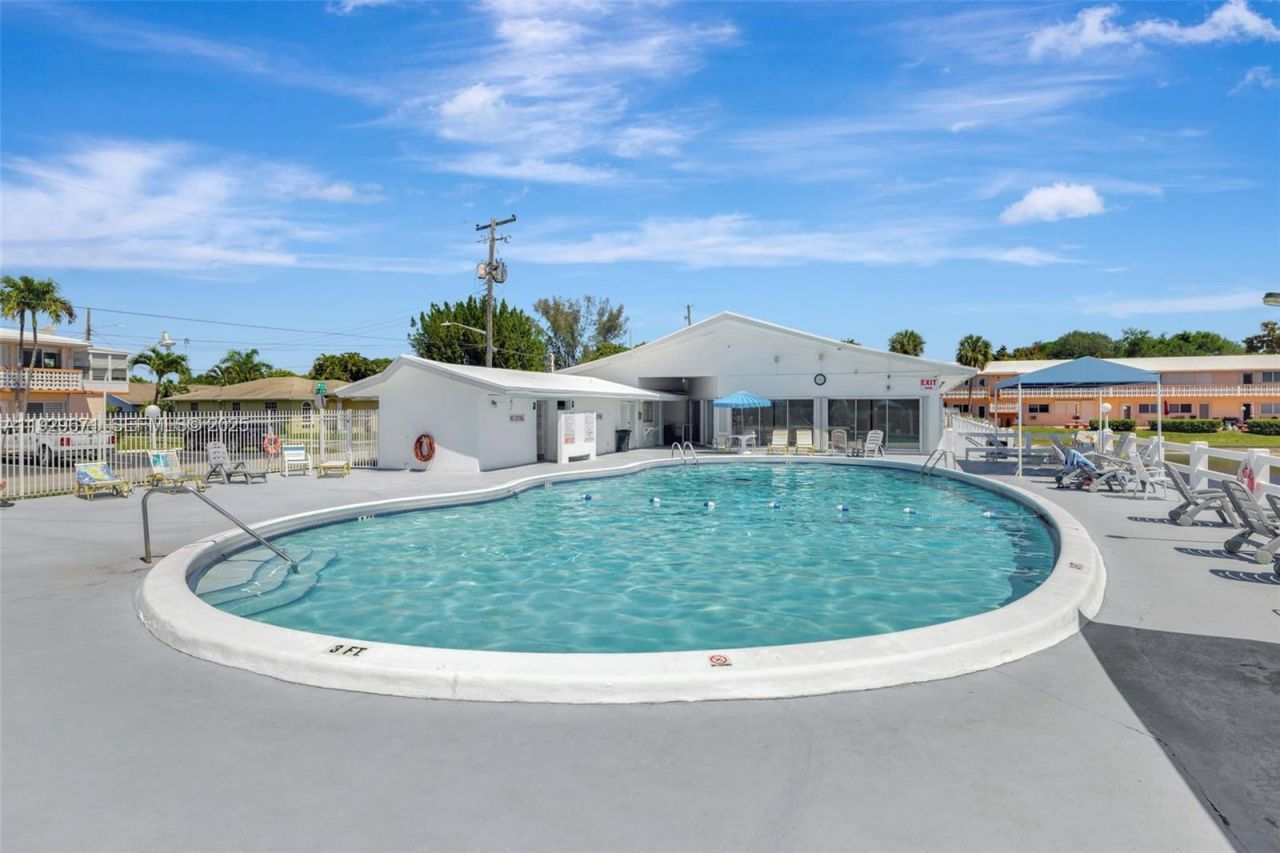 800 SW 10th Ter, Unit 4T, Hallandale Beach, FL 33009 Photo