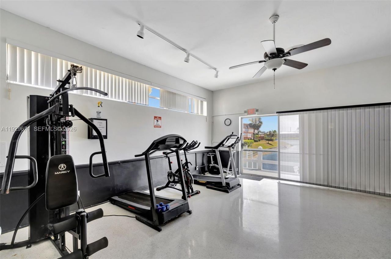 800 SW 10th Ter, Unit 4T, Hallandale Beach, FL 33009 Photo