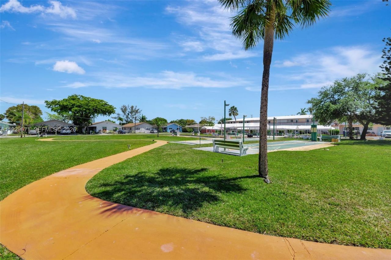 800 SW 10th Ter, Unit 4T, Hallandale Beach, FL 33009 Photo