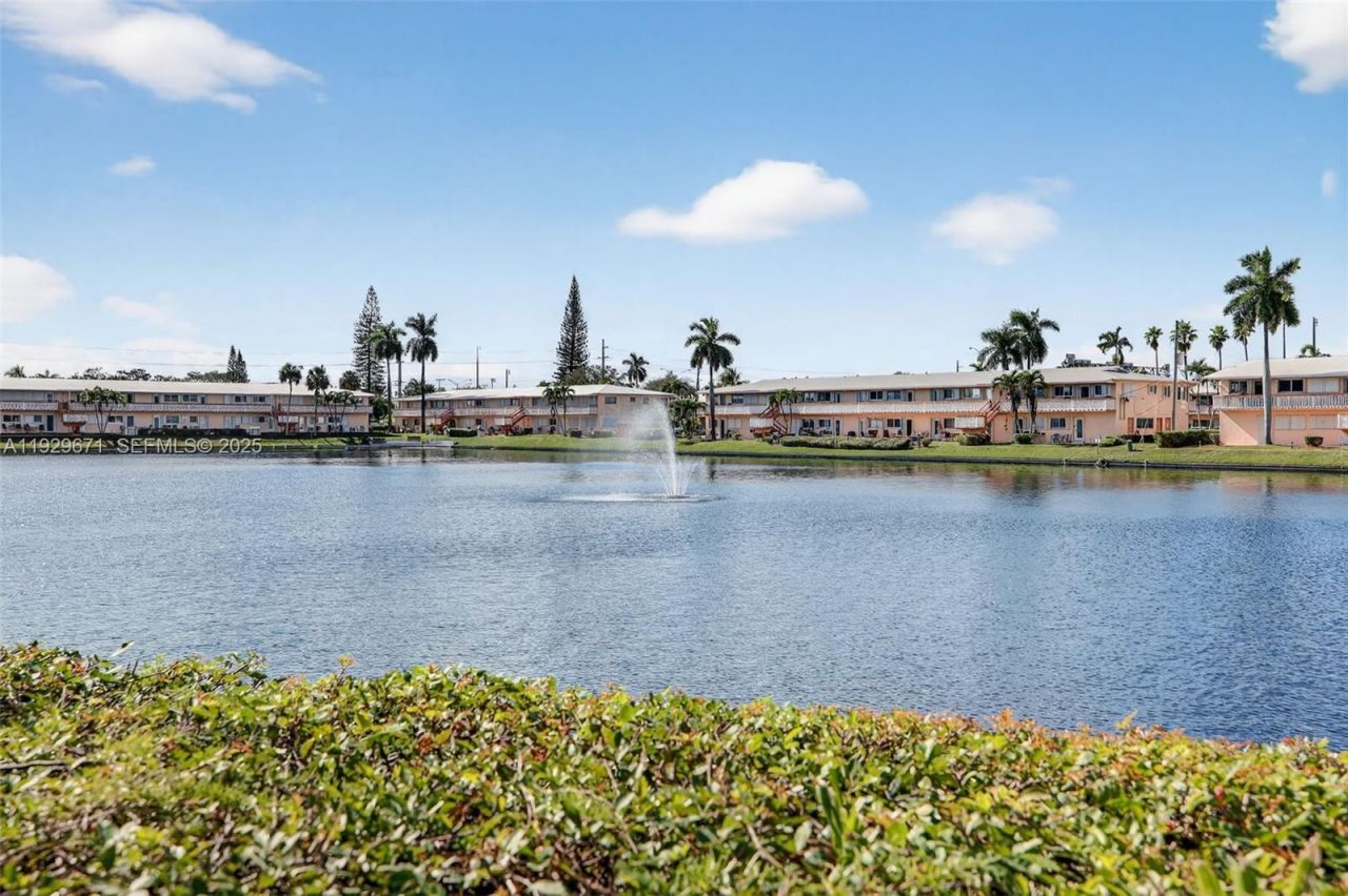 800 SW 10th Ter, Unit 4T, Hallandale Beach, FL 33009 Photo