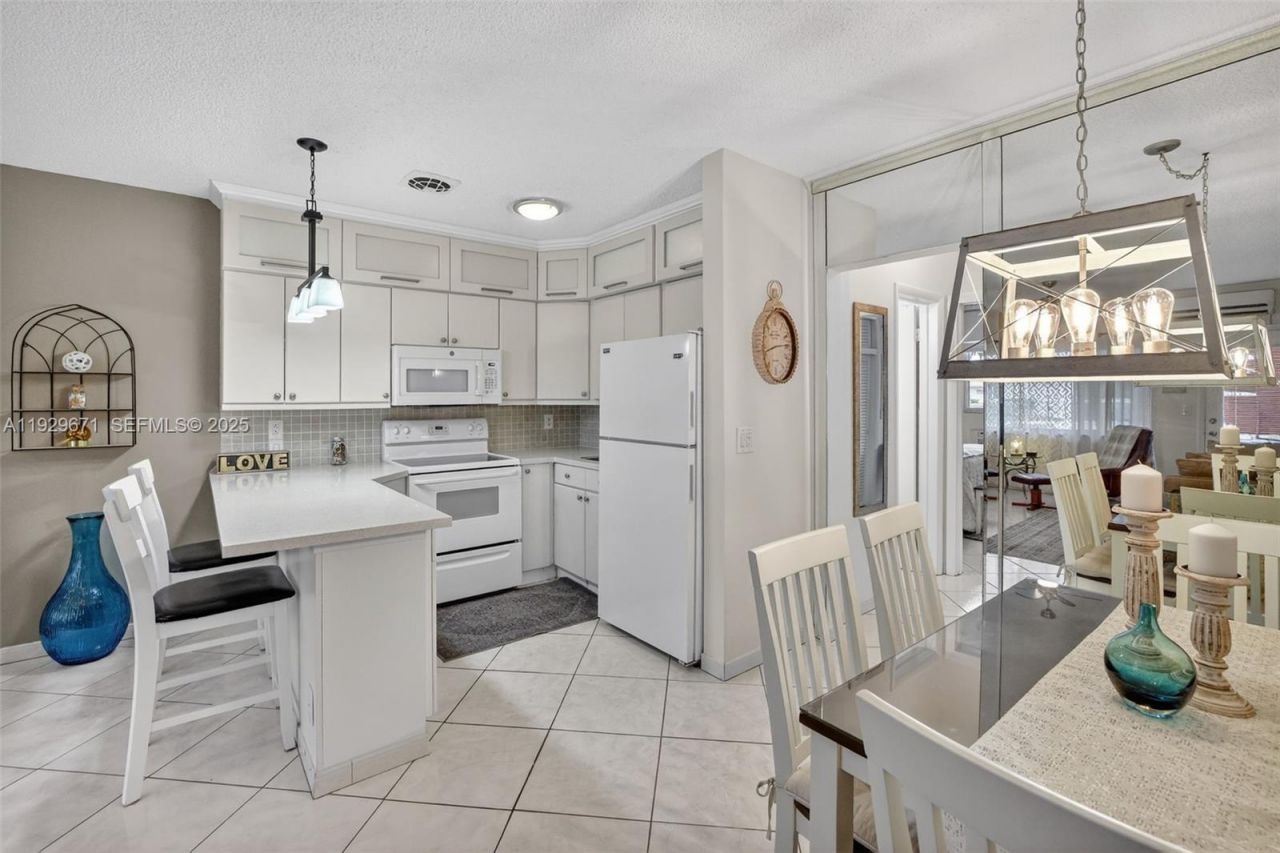 800 SW 10th Ter, Unit 4T, Hallandale Beach, FL 33009 Photo