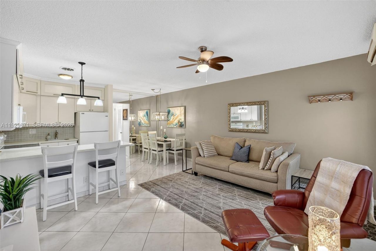 800 SW 10th Ter, Unit 4T, Hallandale Beach, FL 33009 Photo