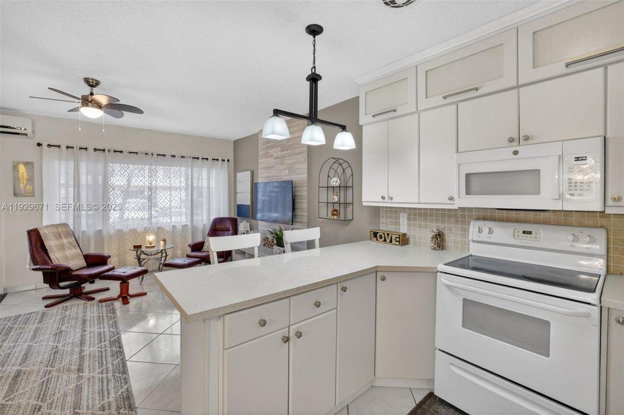 800 SW 10th Ter, Unit 4T, Hallandale Beach, FL 33009 Photo