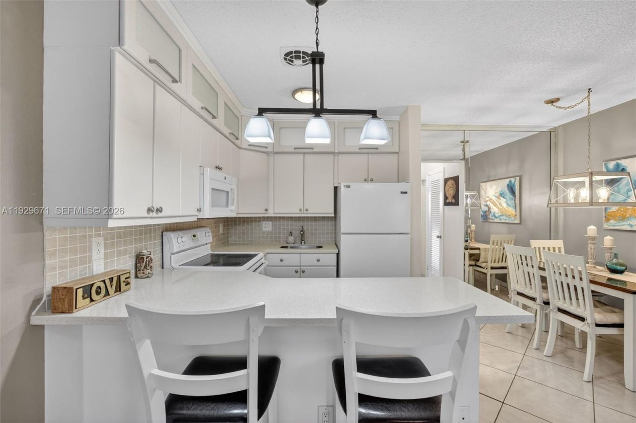 800 SW 10th Ter, Unit 4T, Hallandale Beach, FL 33009 Photo