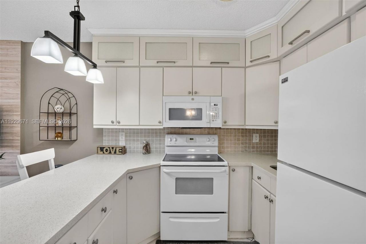 800 SW 10th Ter, Unit 4T, Hallandale Beach, FL 33009 Photo