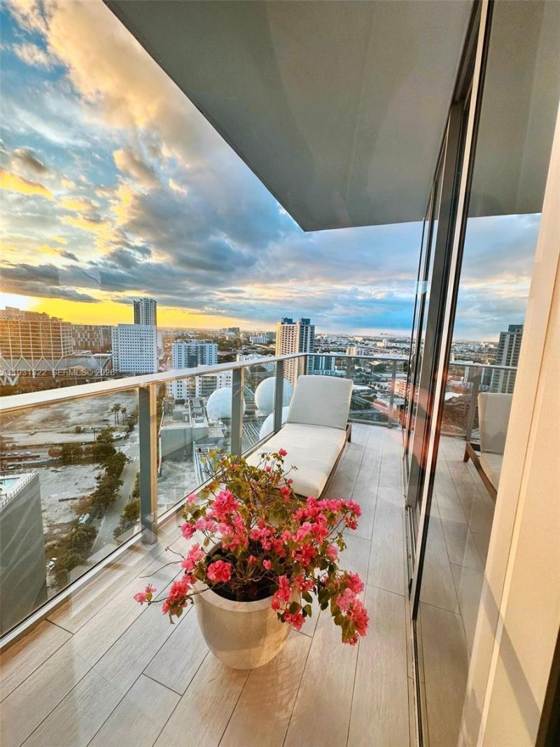 851 NE 1st Ave, Unit 2212, Miami, FL 33132 Photo