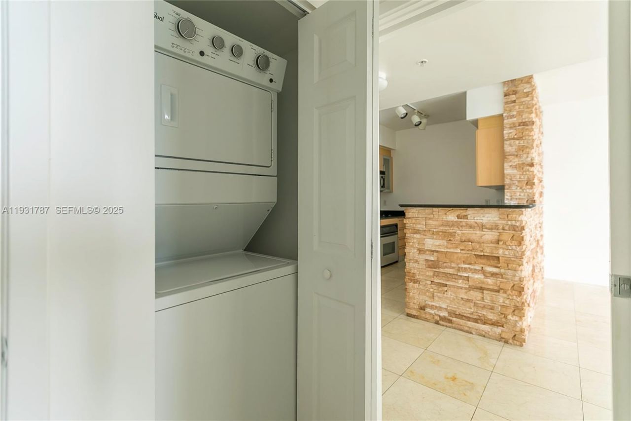 335 S Biscayne Blvd , Unit 2710, Miami, FL 33131 Photo