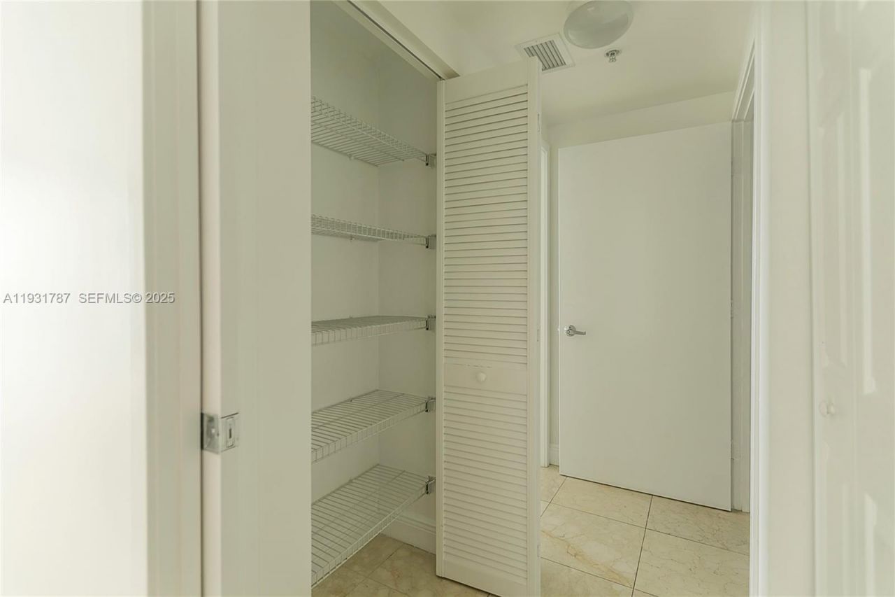 335 S Biscayne Blvd , Unit 2710, Miami, FL 33131 Photo