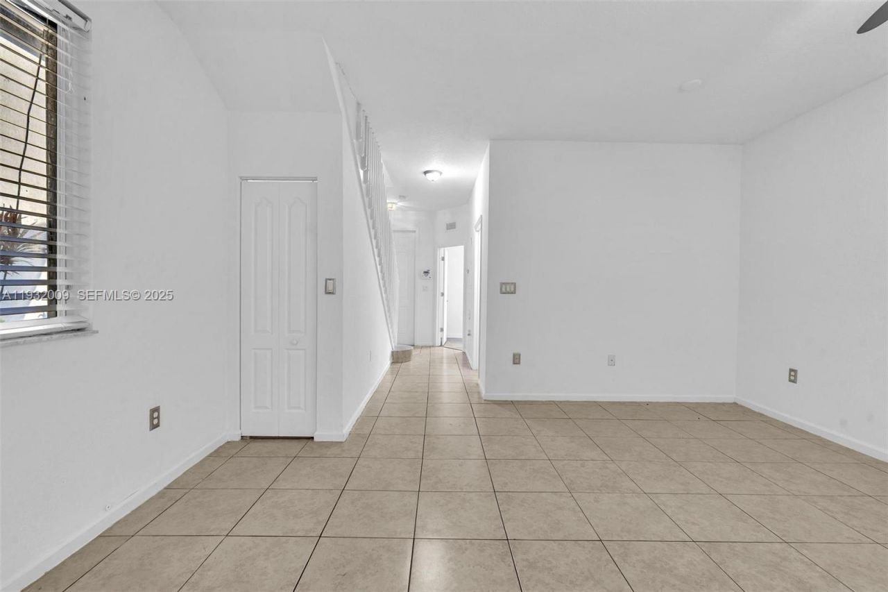 21205 NW 14 Pl, Unit 819, Miami Gardens, FL 33169 Photo