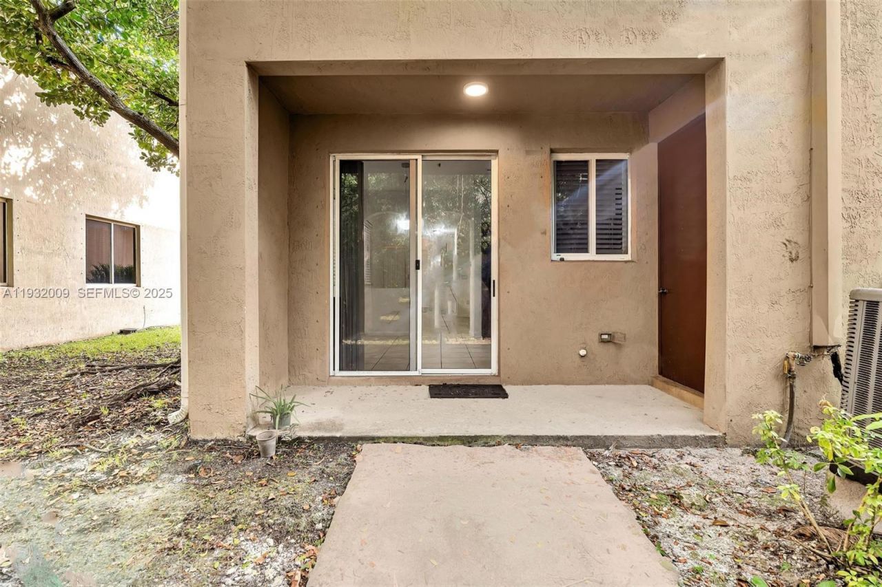 21205 NW 14 Pl, Unit 819, Miami Gardens, FL 33169 Photo