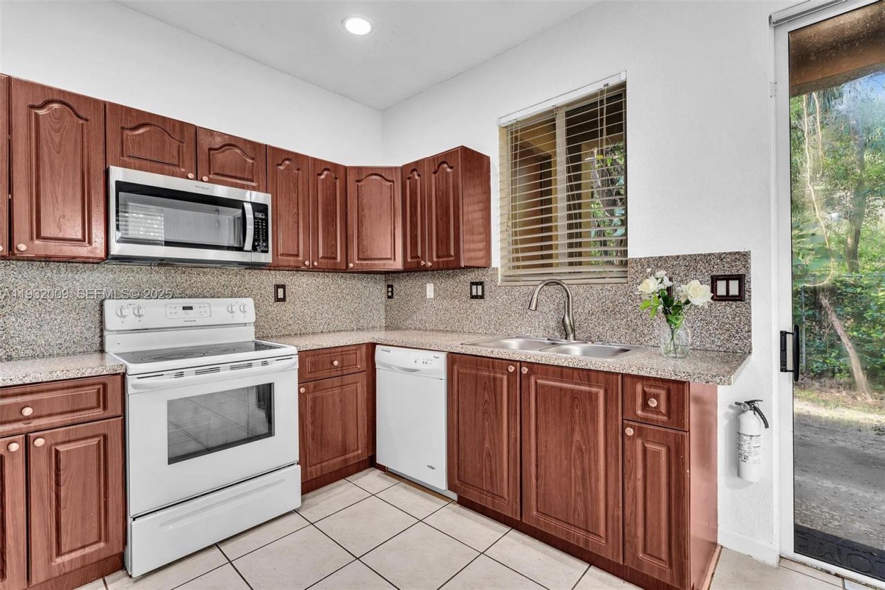 21205 NW 14 Pl, Unit 819, Miami Gardens, FL 33169 Photo