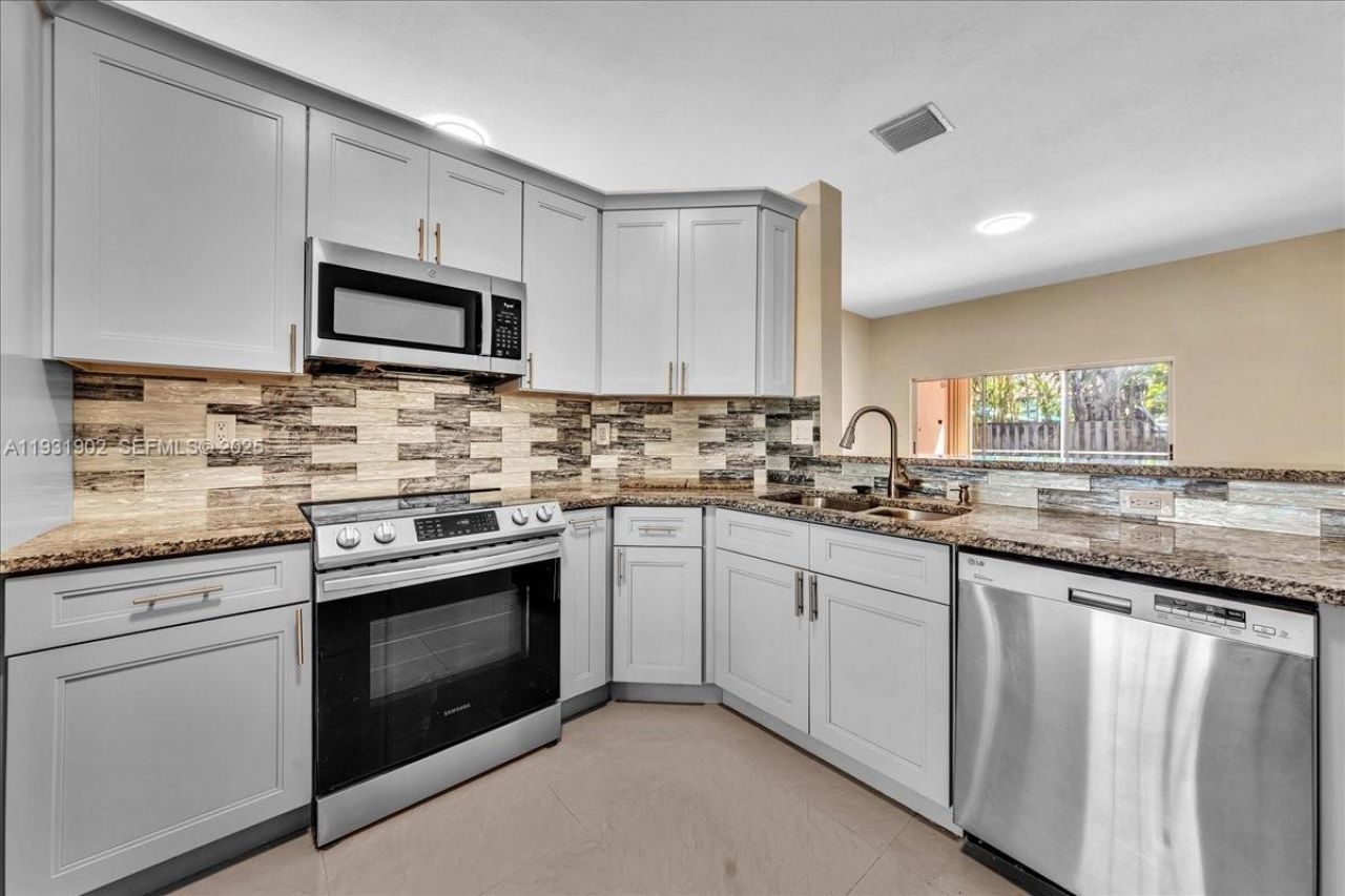 17062 NW 16th St, Pembroke Pines, FL 33028 Photo