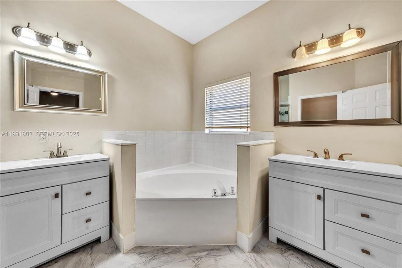 17062 NW 16th St, Pembroke Pines, FL 33028 Photo