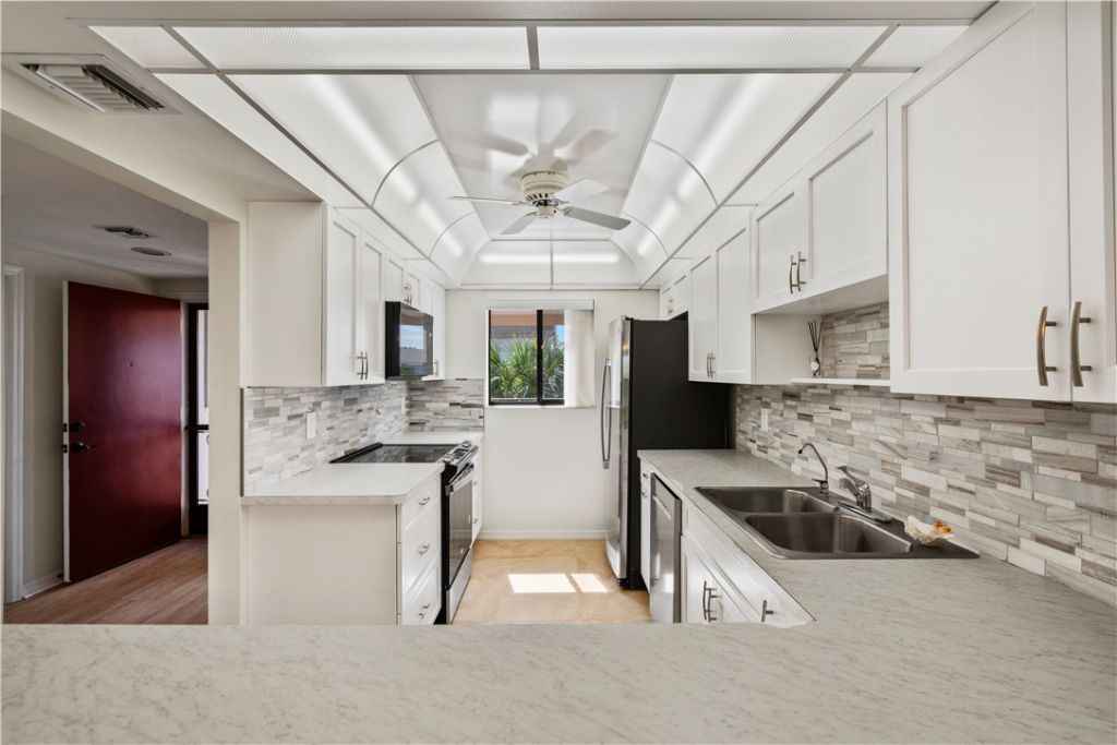 6165 S Mirror Lake Drive, Unit 307, Sebastian, FL 32958 Photo