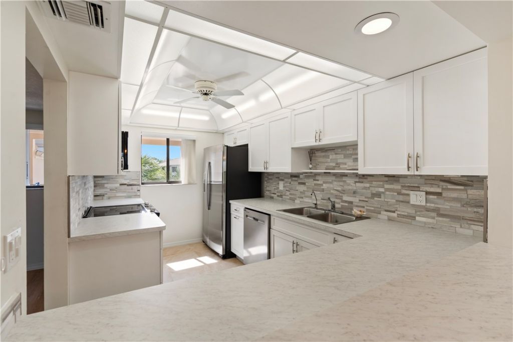 6165 S Mirror Lake Drive, Unit 307, Sebastian, FL 32958 Photo