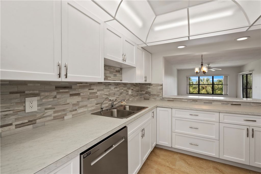 6165 S Mirror Lake Drive, Unit 307, Sebastian, FL 32958 Photo