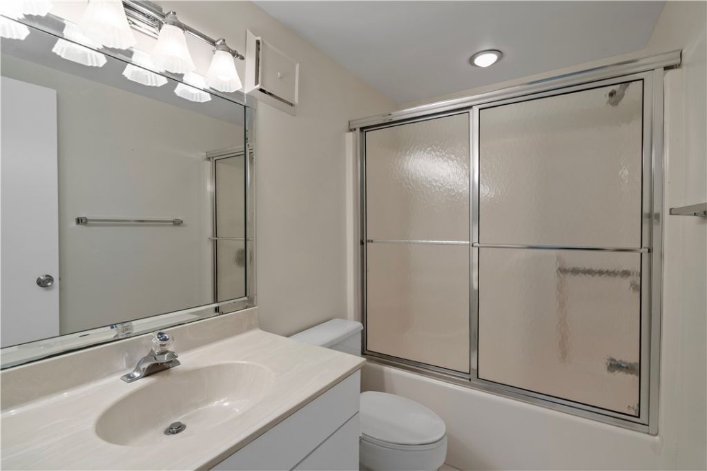 6165 S Mirror Lake Drive, Unit 307, Sebastian, FL 32958 Photo