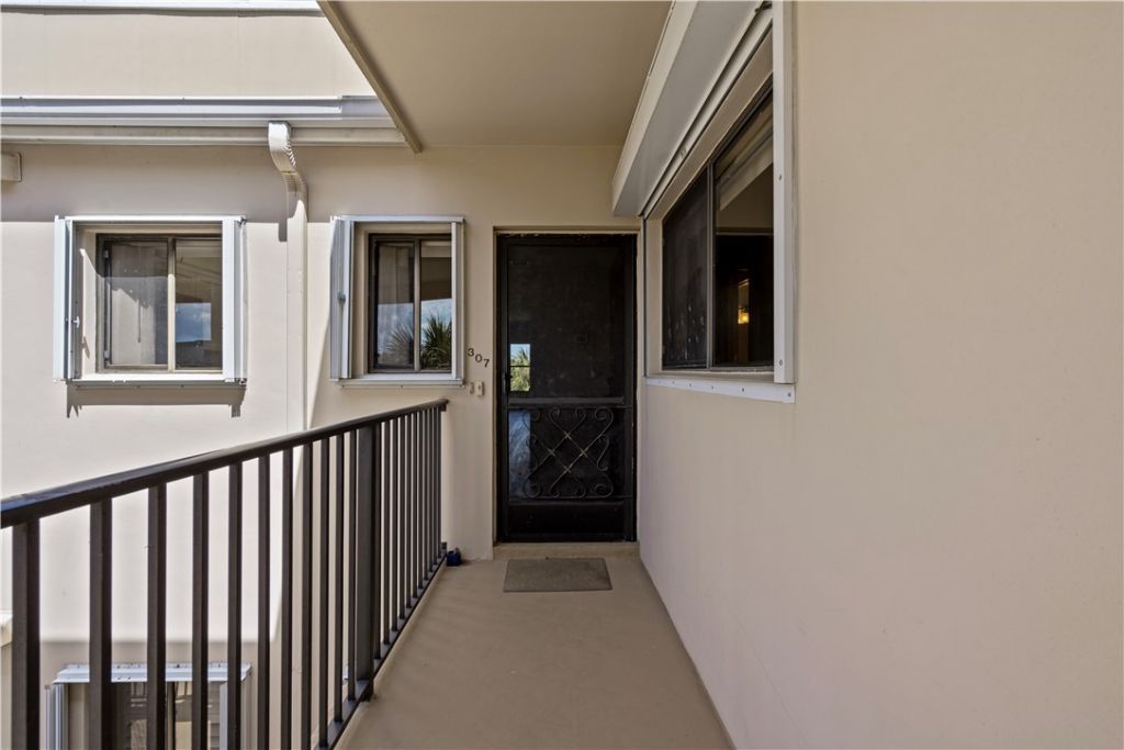 6165 S Mirror Lake Drive, Unit 307, Sebastian, FL 32958 Photo