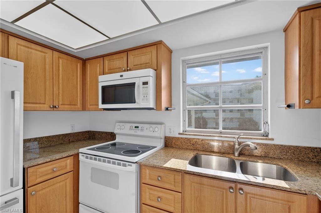 5 High Point Cir W, Unit 303, Naples, FL 34103 Photo