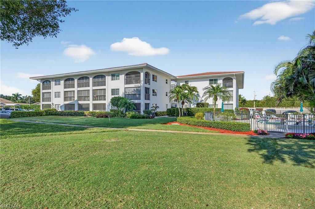 5 High Point Cir W, Unit 303, Naples, FL 34103 Photo
