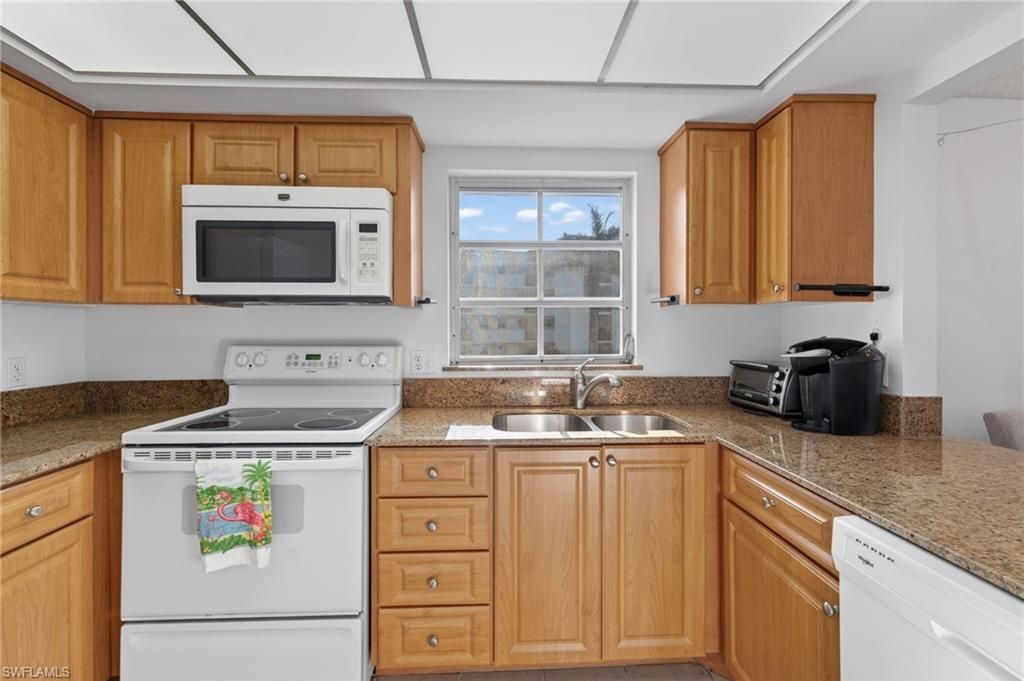 5 High Point Cir W, Unit 303, Naples, FL 34103 Photo