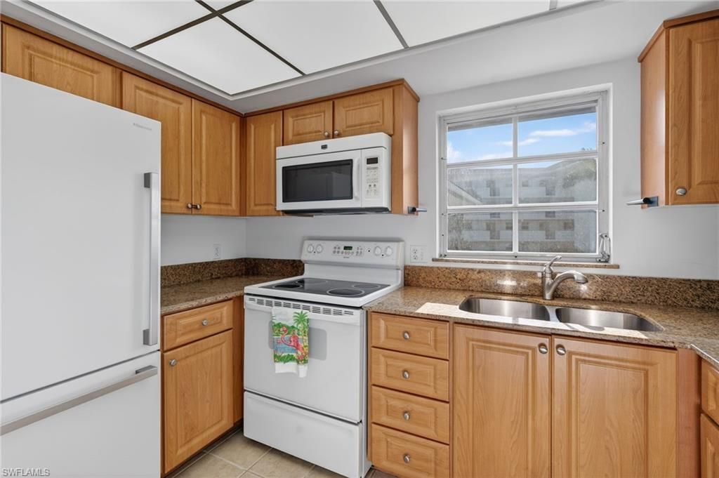 5 High Point Cir W, Unit 303, Naples, FL 34103 Photo