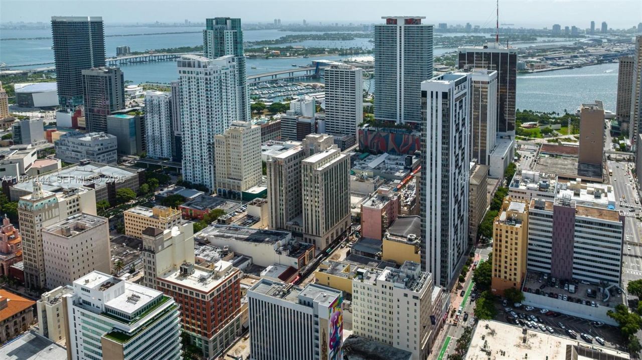 151 SE 1st St, Unit 401, Miami, FL 33131 Photo