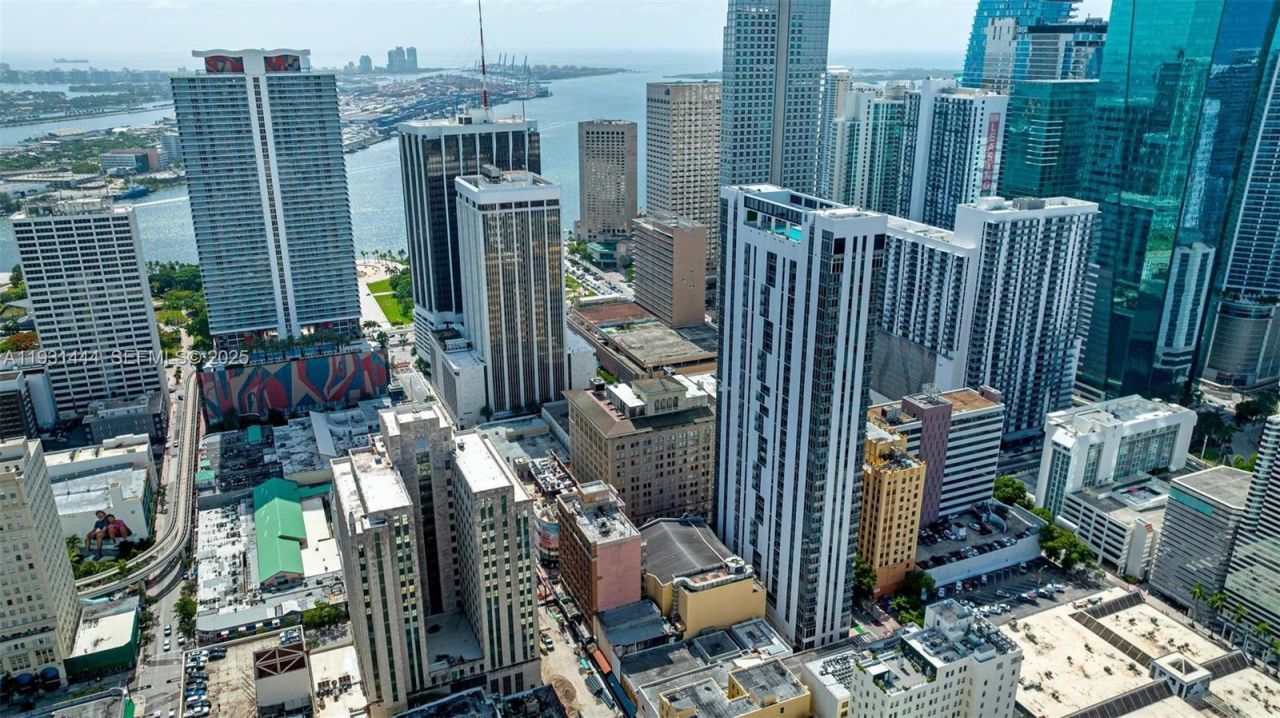 151 SE 1st St, Unit 401, Miami, FL 33131 Photo