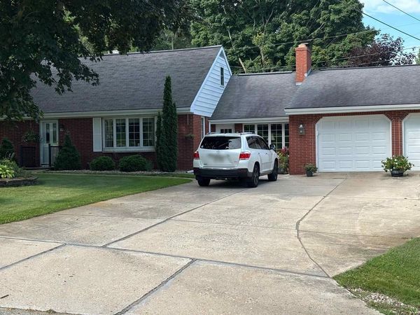 5427 OAKLEAF DRIVE, Luxemburg, WI 54217