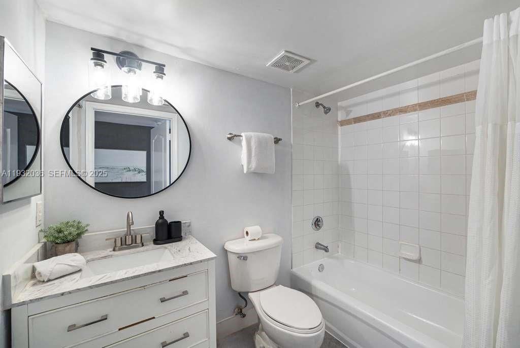 1200 Brickell Bay Dr, Unit 2202, Miami, FL 33131 Photo