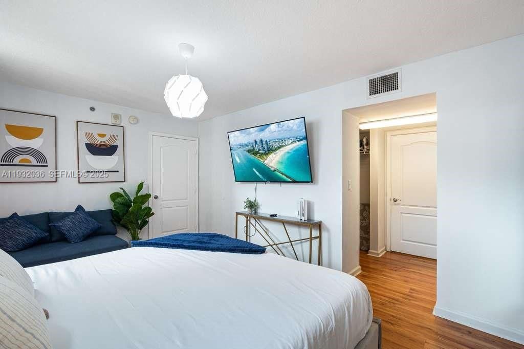 1200 Brickell Bay Dr, Unit 2202, Miami, FL 33131 Photo