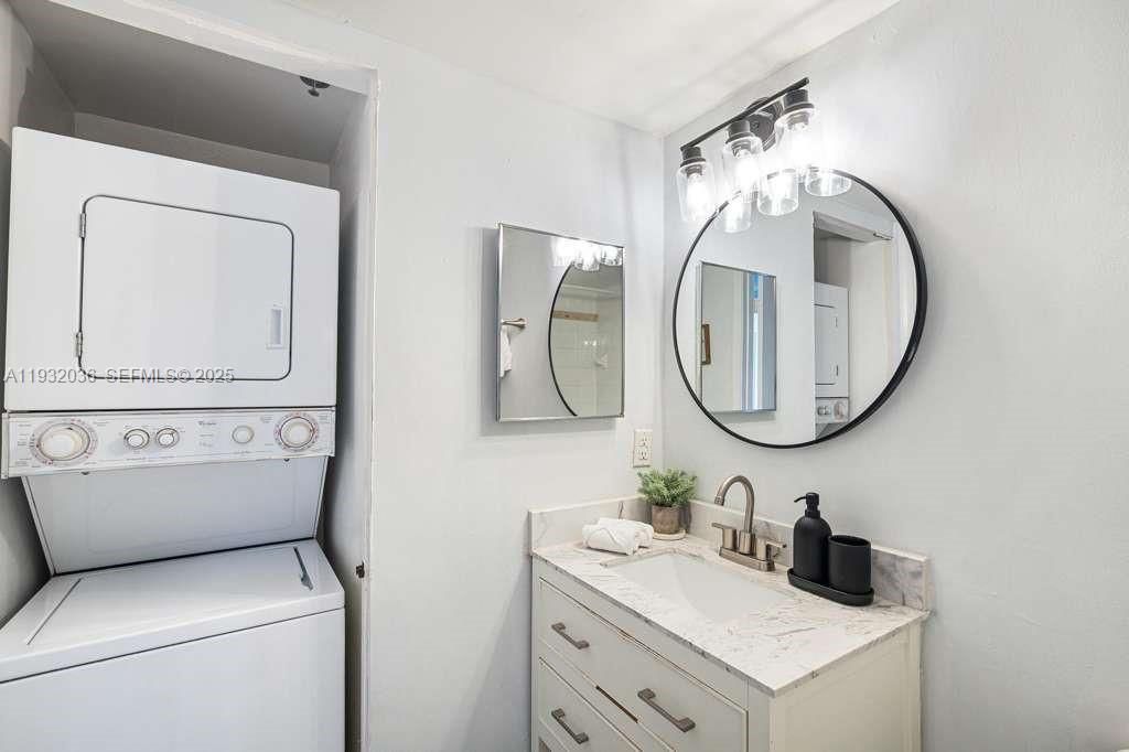 1200 Brickell Bay Dr, Unit 2202, Miami, FL 33131 Photo