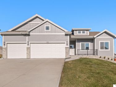 17608 Palisades Drive, Omaha, NE 68136