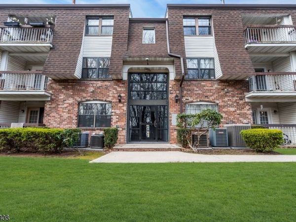 603 Green Hollow Dr, Woodbridge, NJ 08830