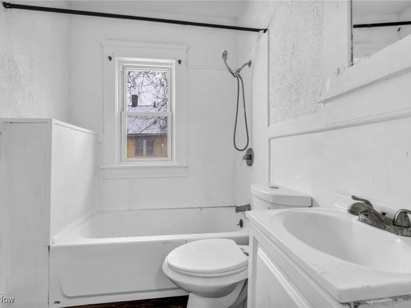 9616 Lamontier Avenue, Cleveland, OH 44104 Photo 10