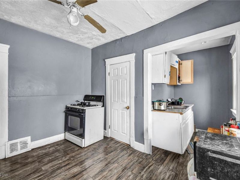 9616 Lamontier Avenue, Cleveland, OH 44104 Photo 24