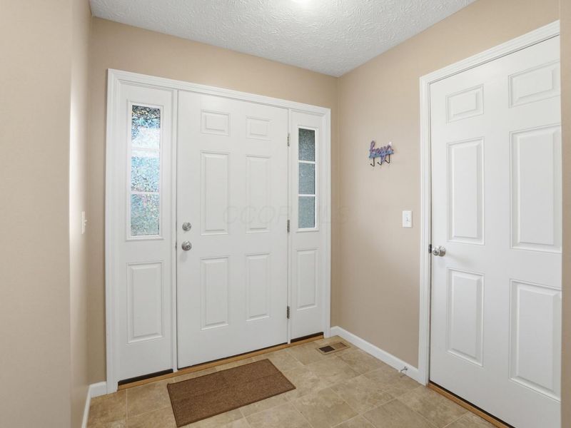 1728 Hunters Ridge Drive, Troy, OH 45373 Photo 3