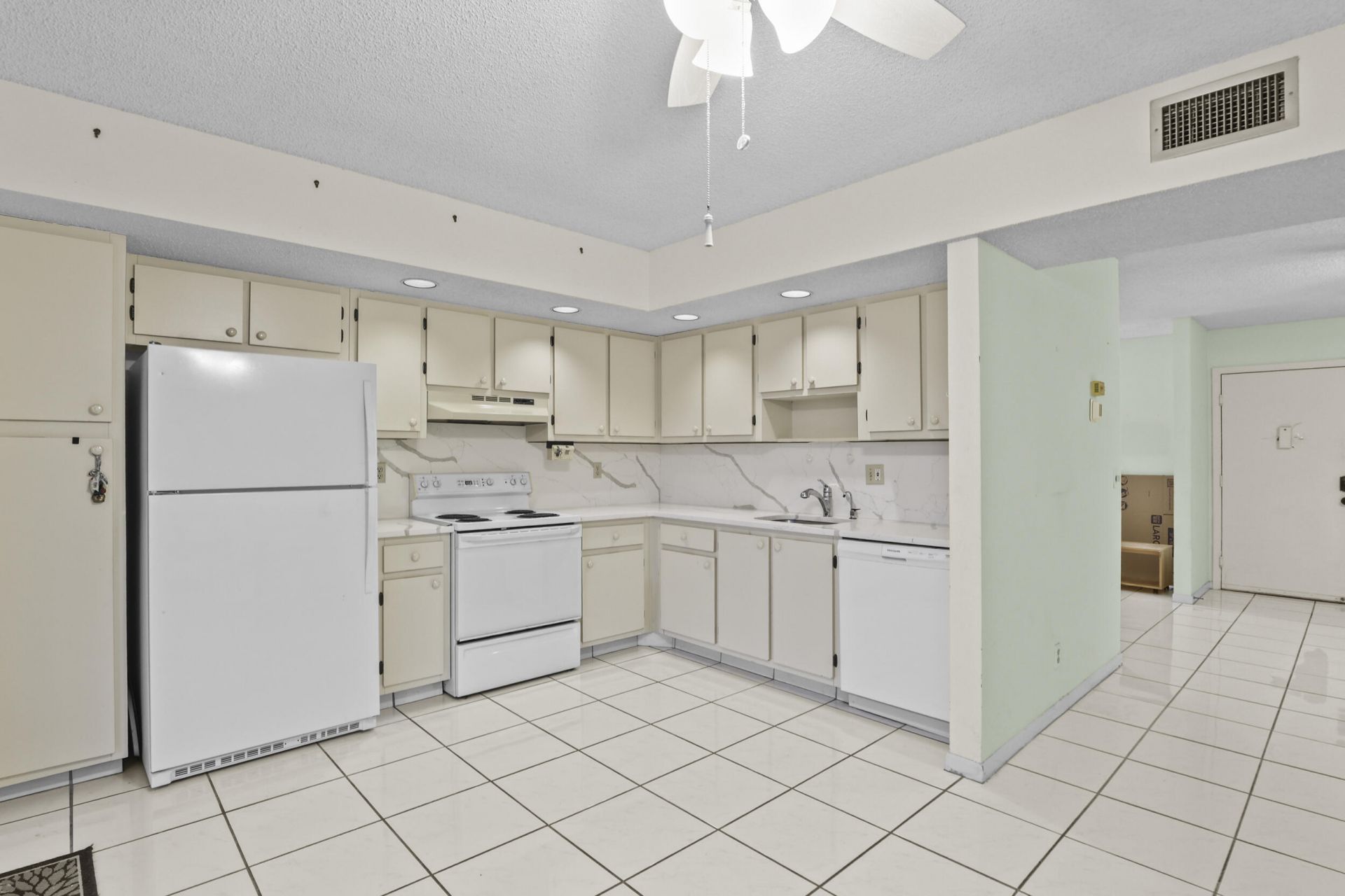 5280 Las Verdes Circle, Unit 219, Delray Beach, FL 33484 Photo