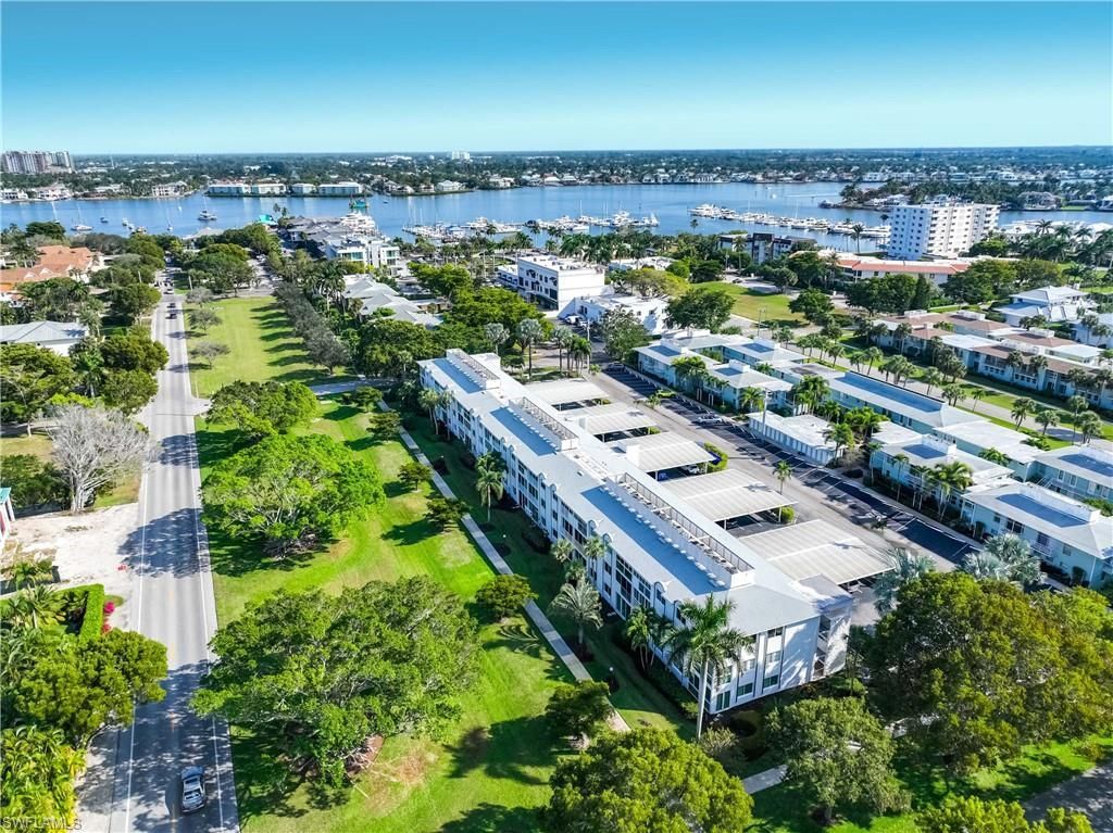 610 Broad Ave S, Unit J610, Naples, FL 34102 Photo