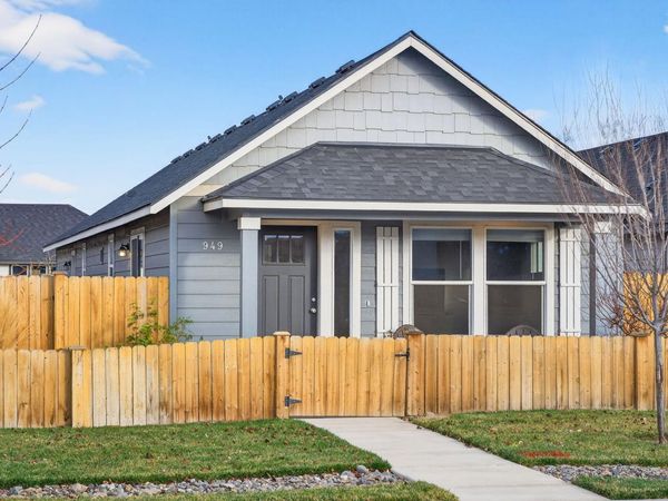 949 NW Upas Avenue, Redmond, OR 97756