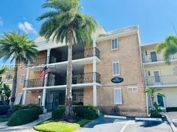 450 Paradise Isle Blvd, Unit 302, Hallandale Beach, FL 33009