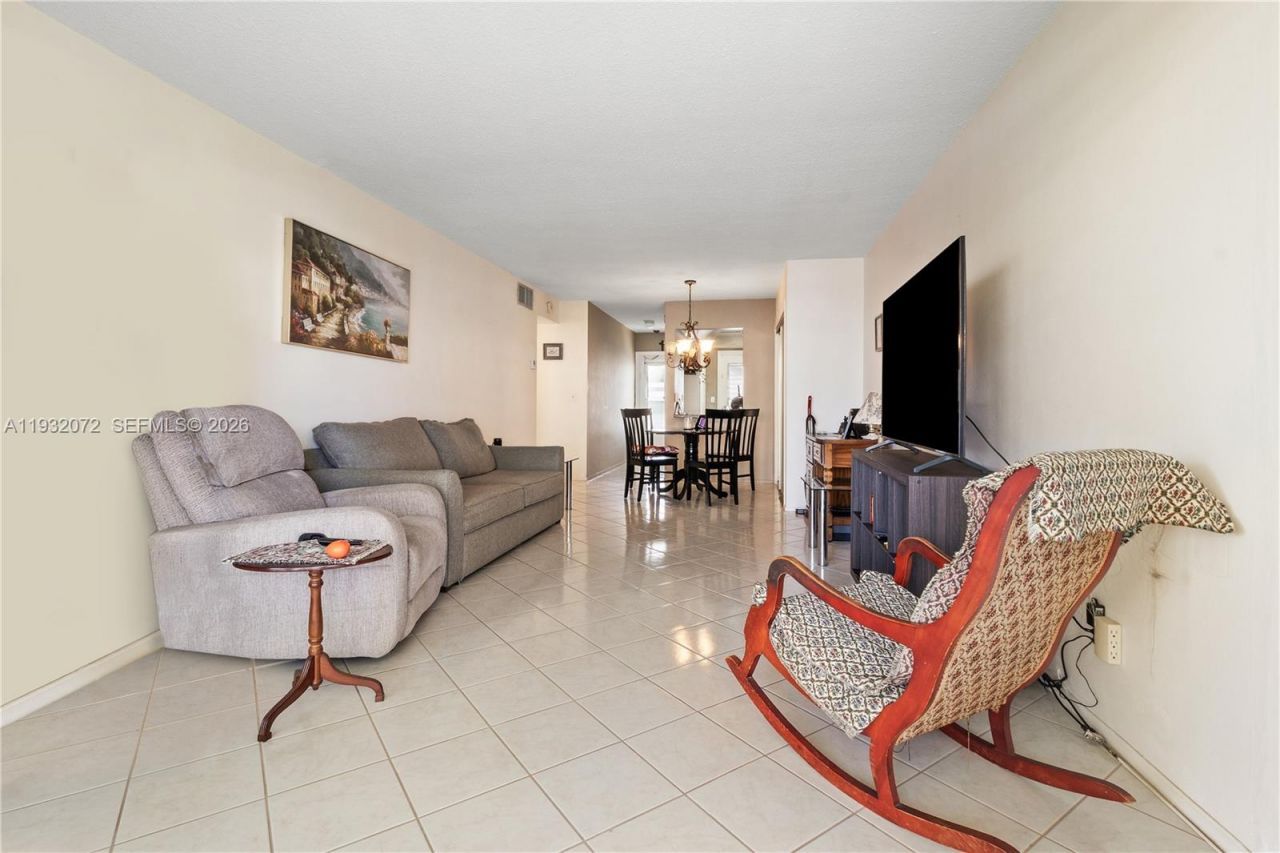 450 Paradise Isle Blvd, Unit 302, Hallandale Beach, FL 33009 Photo