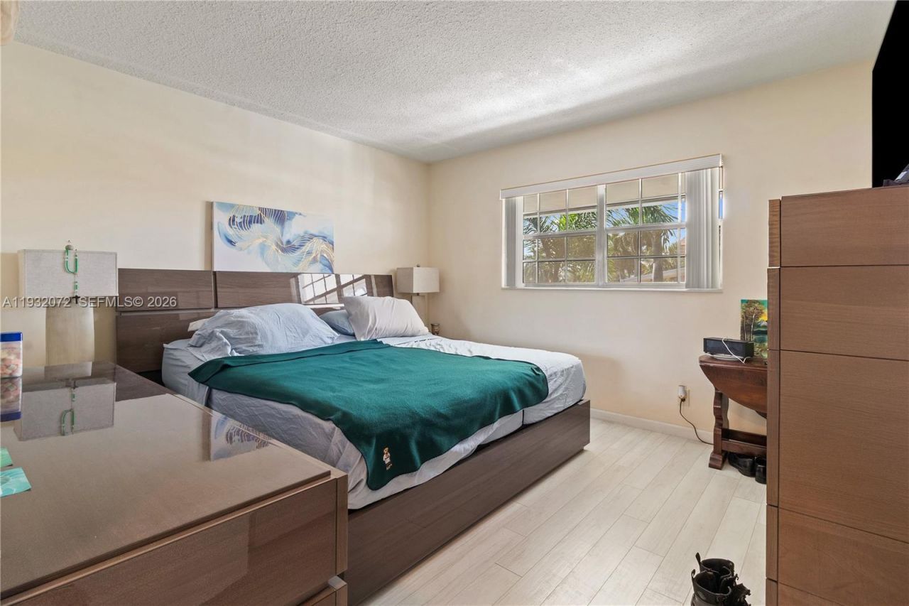 450 Paradise Isle Blvd, Unit 302, Hallandale Beach, FL 33009 Photo